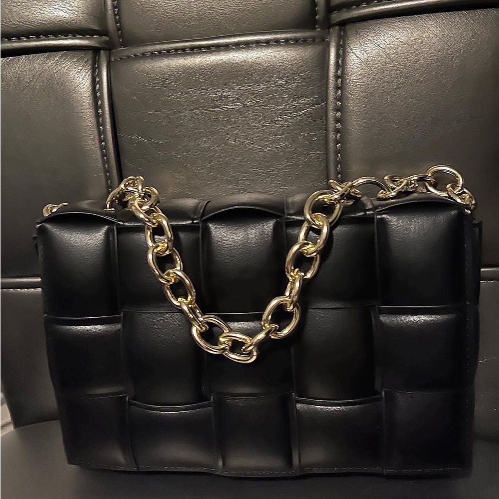 Hi I’m selling 2 purses which are shown in the pictures. I have White and Black